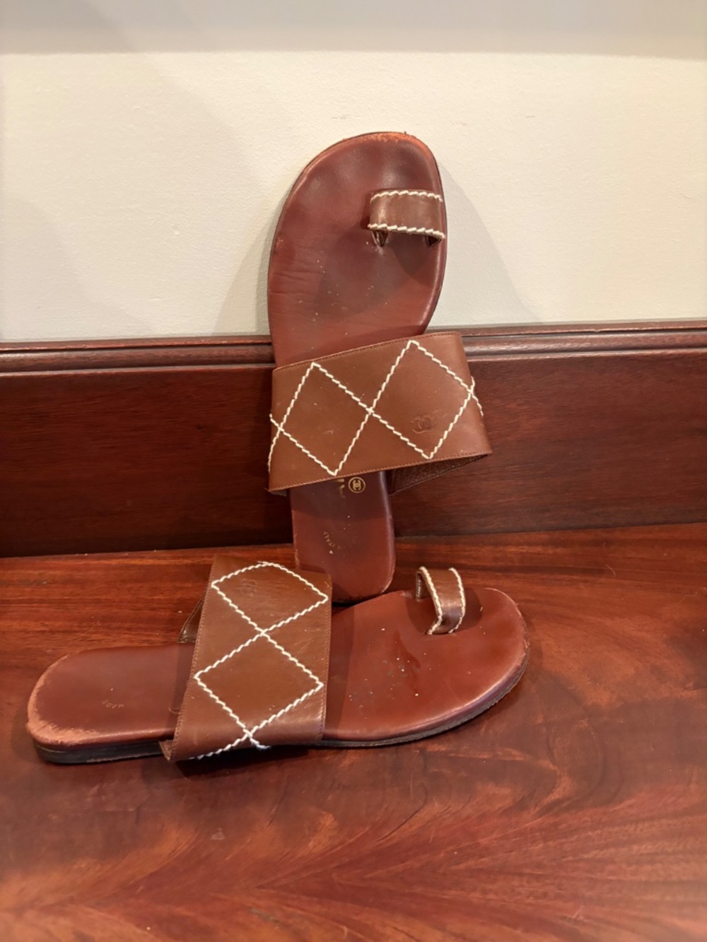 CHANEL VINTAGE LEATHER SANDALS - Picture 3 of 3